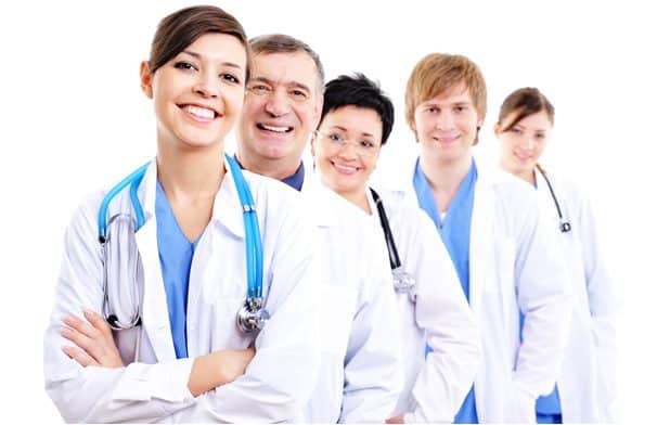 Eletrocardiograma – O que é, como funciona 4 medicos atendendo
